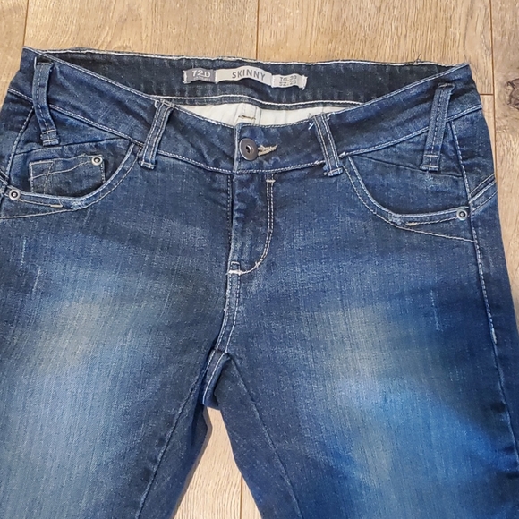 72D Skinny Jeans - Picture 2 of 9